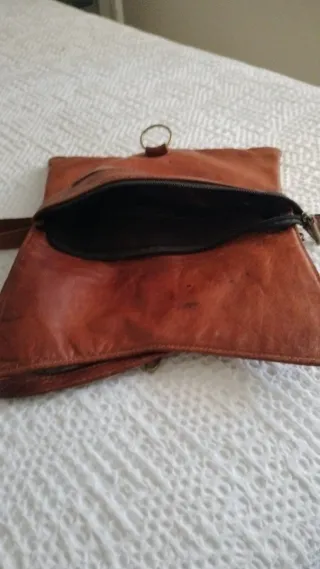 Bolso piel  a 25€  y bolso pequeño marrón/rosa 10€