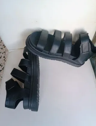 Sandali Stile Dr. Martens neri in similpelle