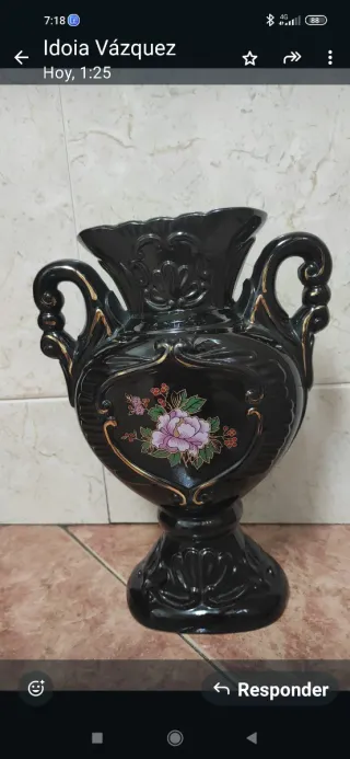 Jarrón de cerámica negro con detalles dorados