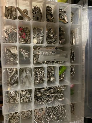 Caja de bisutería con abalorios y colgantes