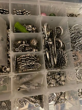 Caja de bisutería con abalorios y colgantes