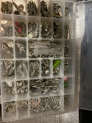 Caja de bisutería con abalorios y colgantes