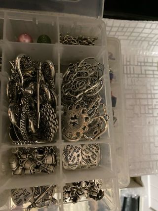 Caja de bisutería con abalorios y colgantes