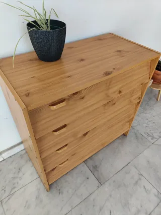 Cómoda de madera color miel