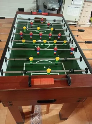 Futbolín de madera.