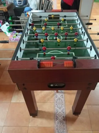 Futbolín de madera.
