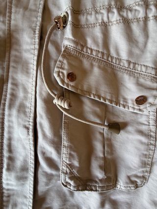 Parka beige ligera con capucha