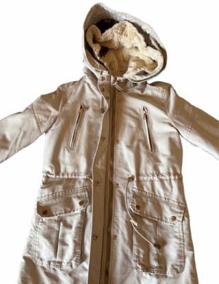 Parka beige ligera con capucha