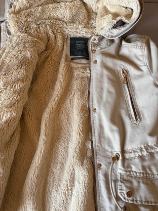 Parka beige ligera con capucha