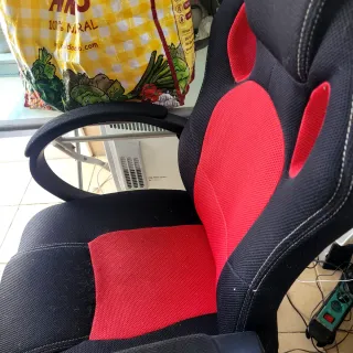 Sillón de escritorio negro y rojo