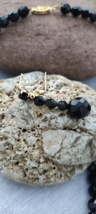 Conjunto collar y pendientes negros