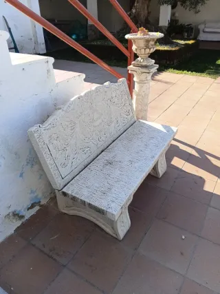 Banco de piedra decorado