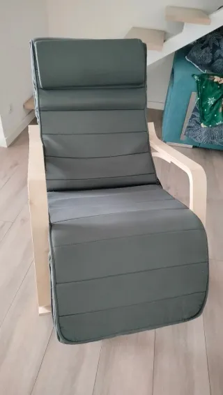 Poltrona a dondolo in tessuto e legno