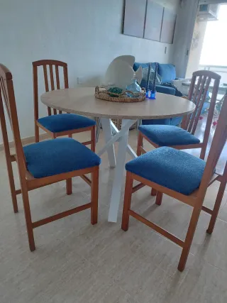 Juego de 4 sillas de madera y tela