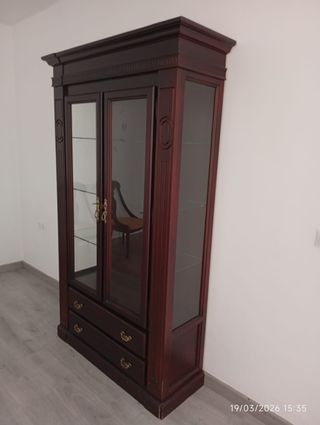 Mueble vitrina madera y cristal