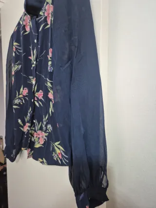 Camisa estampada flores azul y rosa