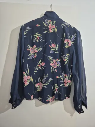 Camisa estampada flores azul y rosa