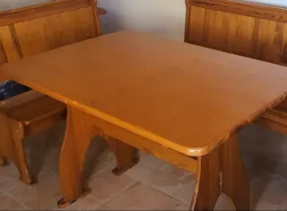 Mesa de madera y banquetas.