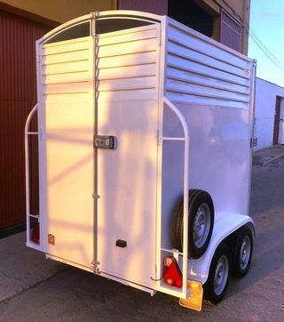 NUEVO: Remolque de caballos plaza y media