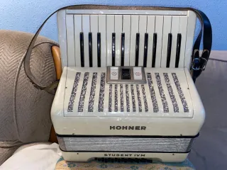 Fisarmonica Hohner Student IV M 32 bassi