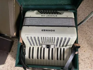 Fisarmonica Hohner Student IV M 32 bassi