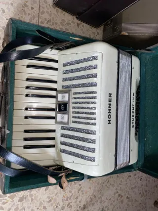 Fisarmonica Hohner Student IV M 32 bassi