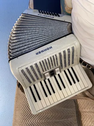 Fisarmonica Hohner Student IV M 32 bassi