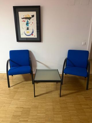 Sillas de oficina y mesa de cristal