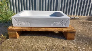 Pica de mármol con diseño floral