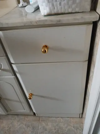 Mueble de baño con lavabo, espejo y armario