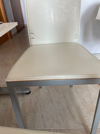 Mesa escritorio y banco Ikea blanco , dos sillas