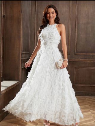 Vestido de fiesta blanco con plumas