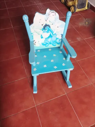 Silla infantil de madera azul