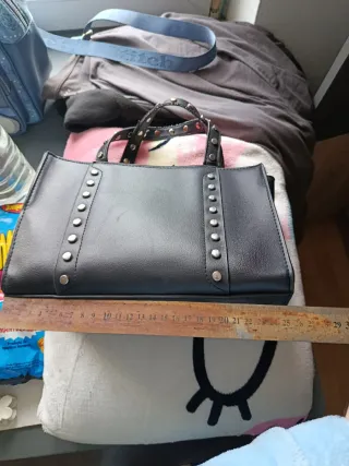 Bolso negro con tachuelas