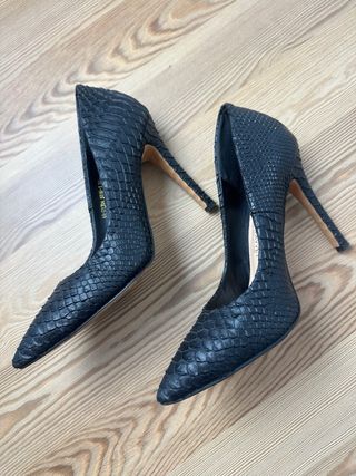 Zapatos de tacón negros efecto serpiente