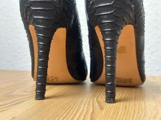 Zapatos de tacón negros efecto serpiente