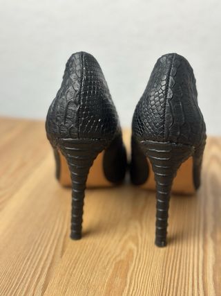Zapatos de tacón negros efecto serpiente