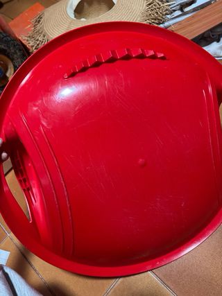 Trineo rojo redondo con asas