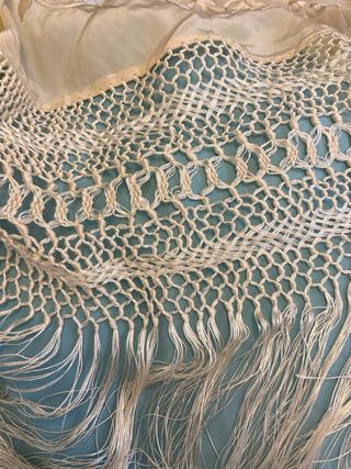 Manton bordado a mano con flecos Traje regional