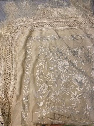 Manton bordado a mano con flecos Traje regional