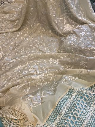 Manton bordado a mano con flecos Traje regional