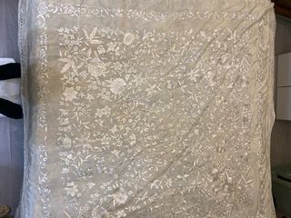 Manton bordado a mano con flecos Traje regional