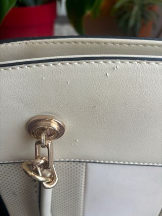 Bolso de mano beige y negro