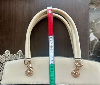 Bolso de mano beige y negro