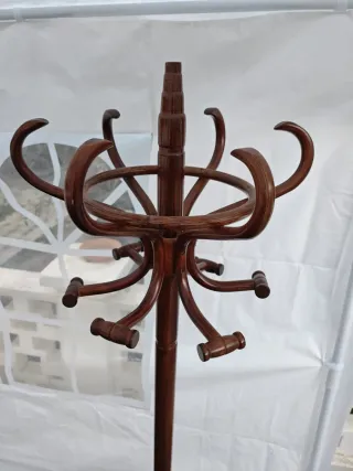 Perchero de pie de madera