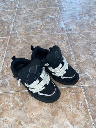 Zapatillas Zara Skate Negras con Cuerda Blanca