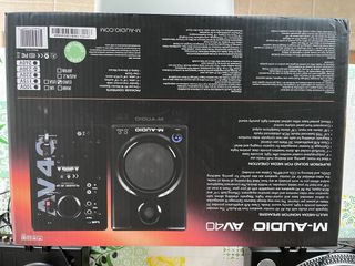 M-Audio AV40 y 2 Plato DJ American Audio Behringer