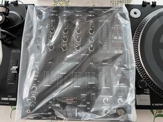 M-Audio AV40 y 2 Plato DJ American Audio Behringer