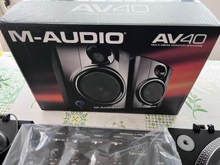 M-Audio AV40 y 2 Plato DJ American Audio Behringer
