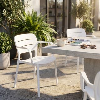 Sedia in Resina Impilabile con Braccioli Bianca